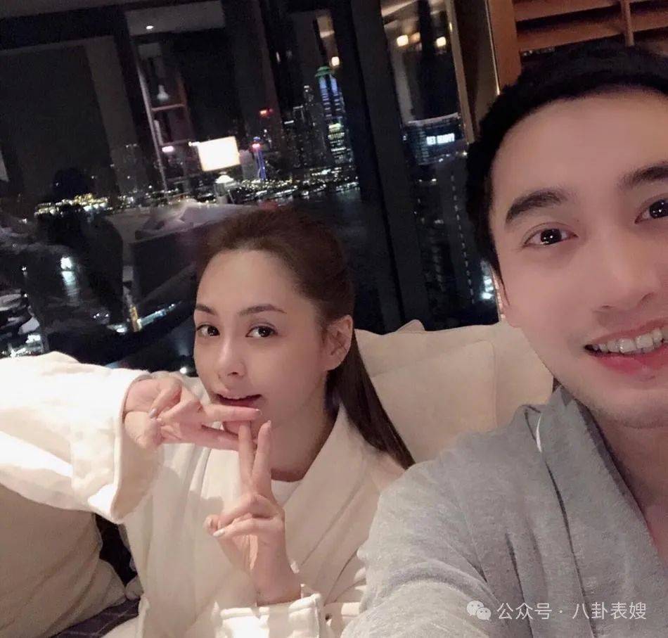 陈冠希舔了阿娇几分钟陈冠希与阿娇的互动，一次持续的深情之吻