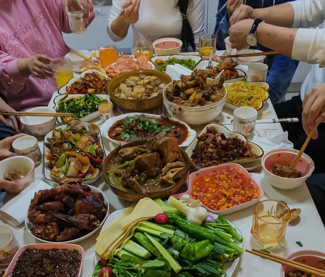坐着吃饭下面连着坐着吃饭的日常生活-第2张图片