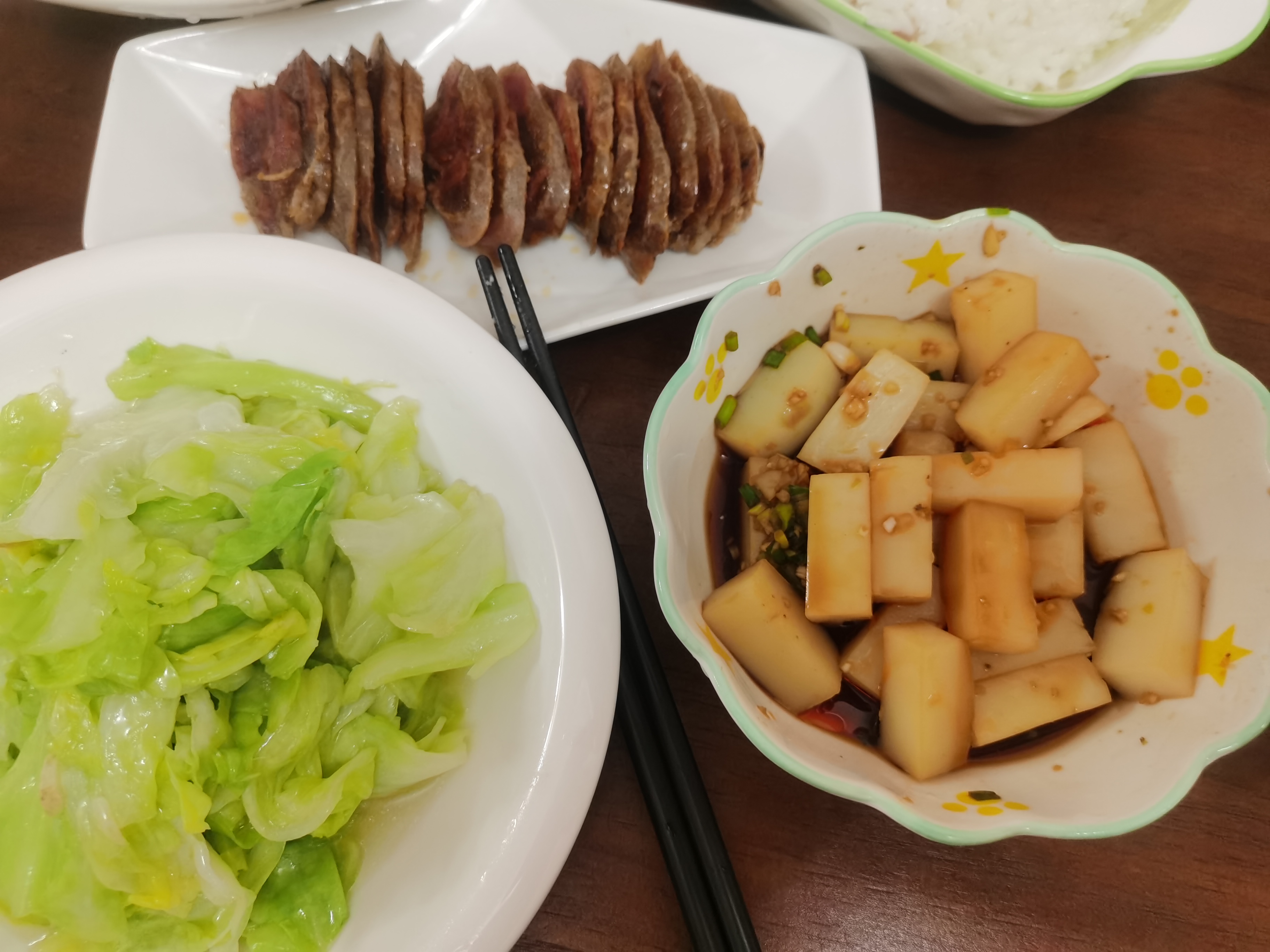 坐着吃饭下面连着坐着吃饭的日常生活-第3张图片