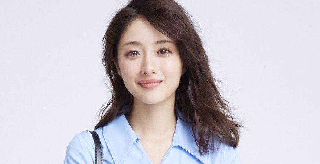 女子日系裸妆，清新自然的美妆艺术